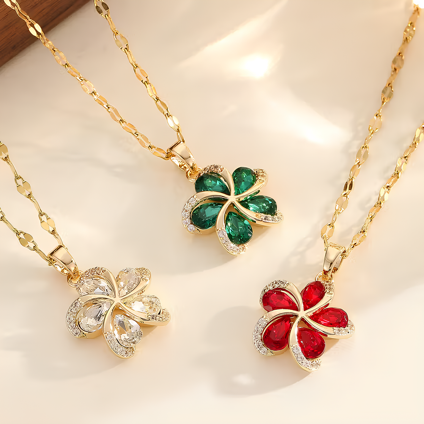 Dilove Kristal Taşlı Çiçek Kolye – Günlük ve Özel Günler İçin