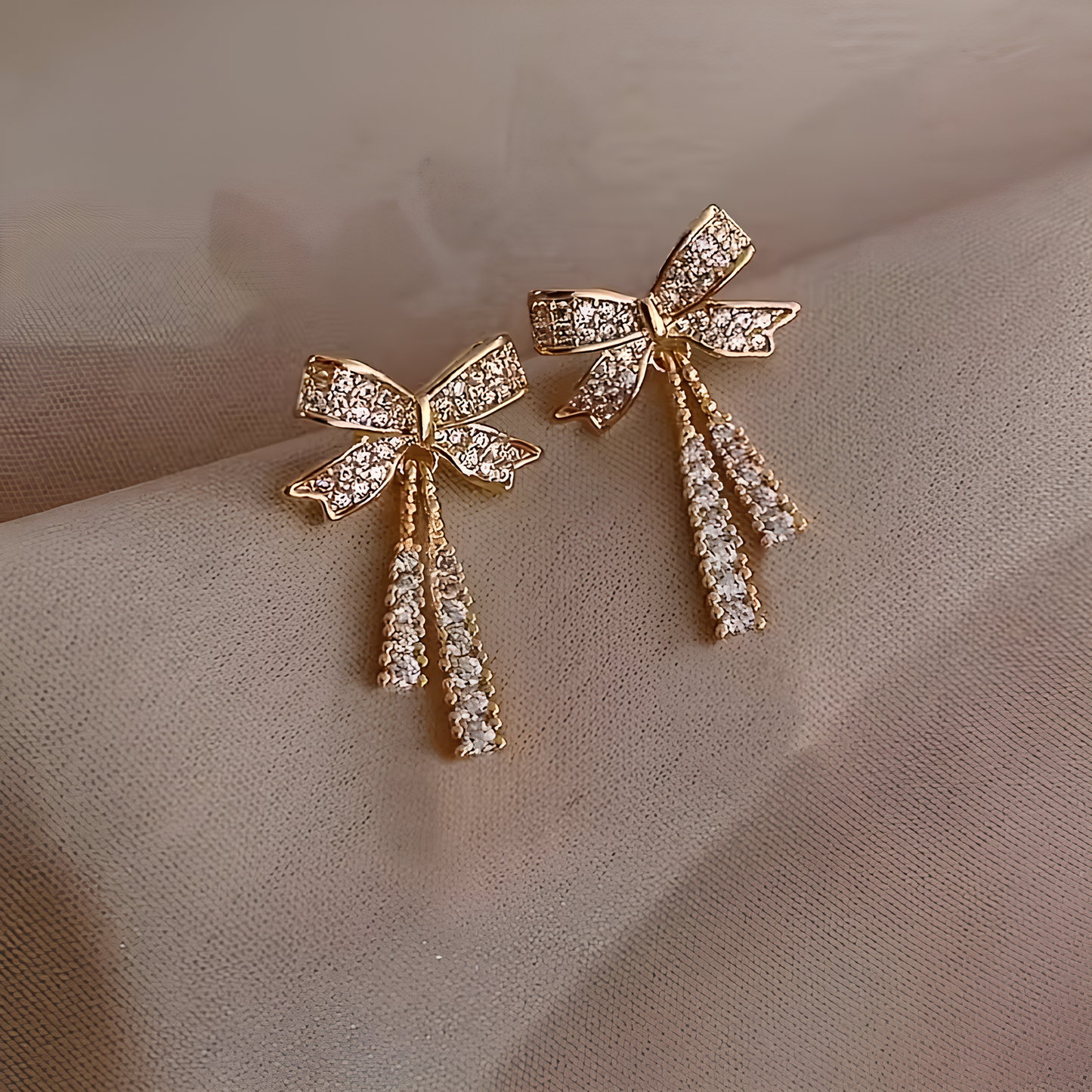 Dilove Kristal Taşlı Kurdele Küpe – Şık Kadın Takı Modeli