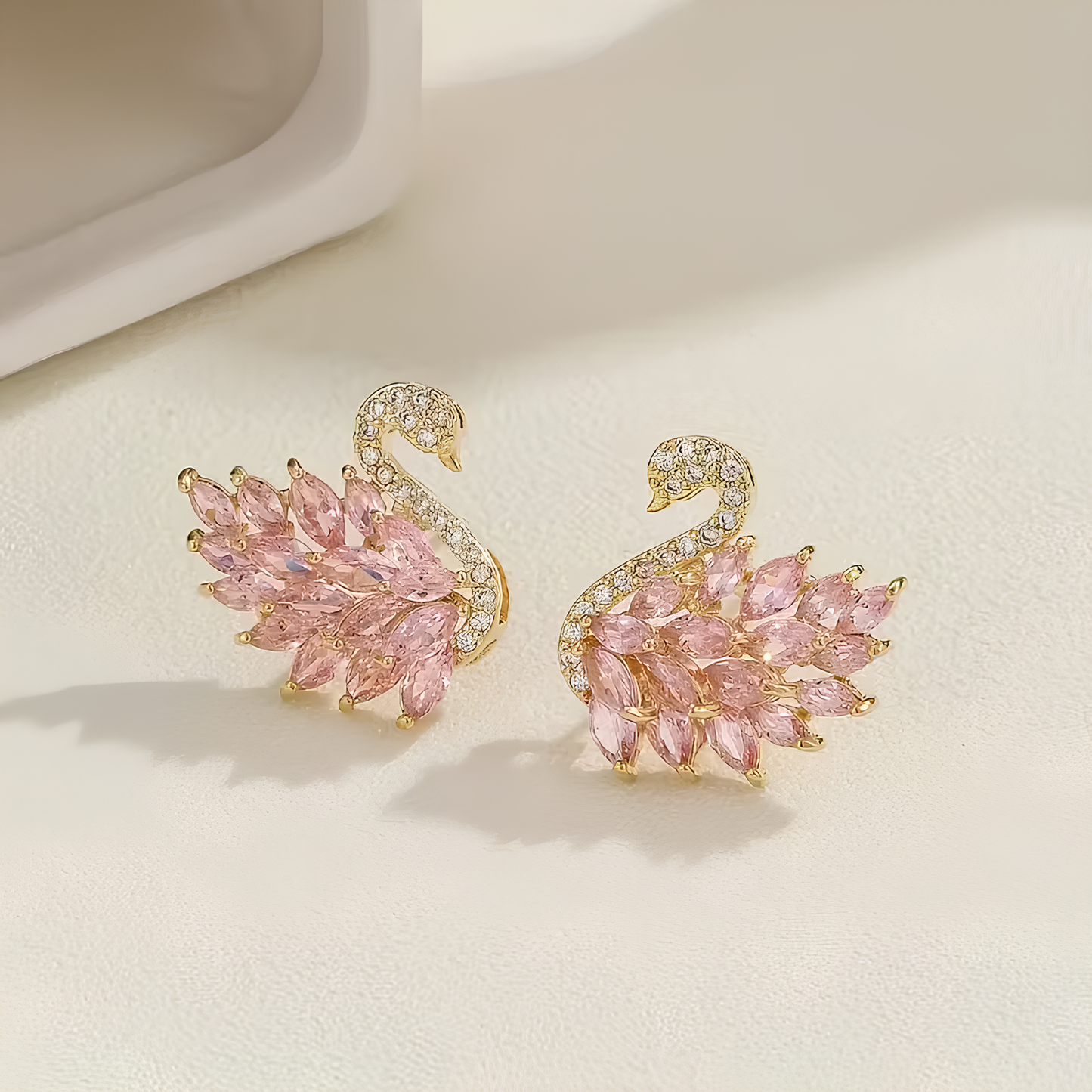 Dilove Kristal Taşlı Çiçek Kadın Küpe – Moda ve Hediyelik Aksesuar