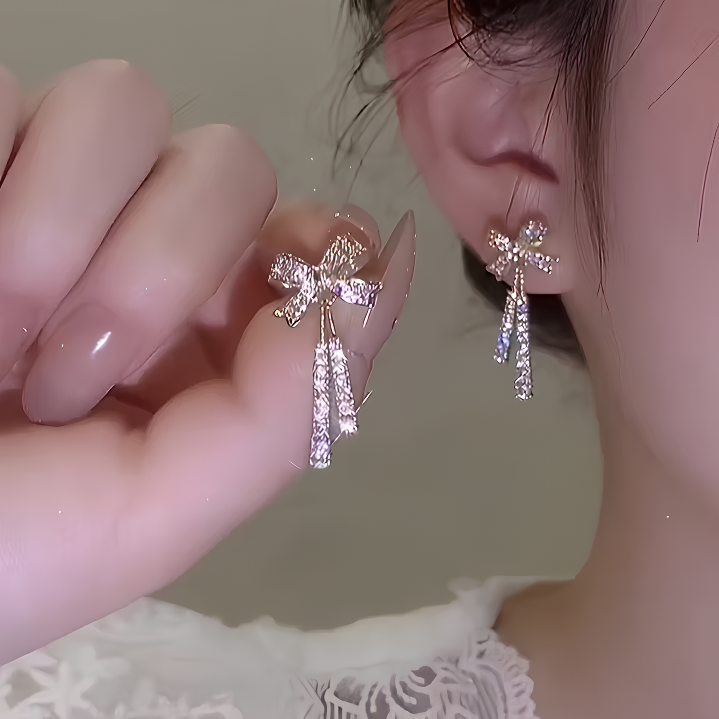 Dilove Kristal Taşlı Kurdele Küpe – Şık Kadın Takı Modeli