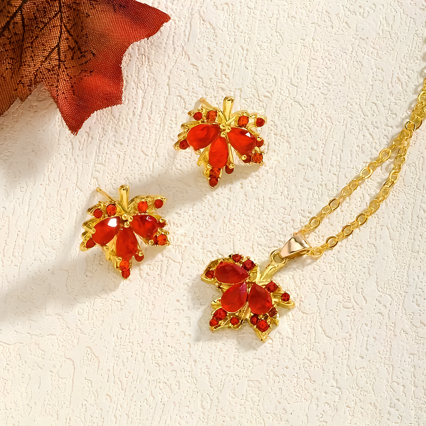 Dilove Zarif Yaprak Takı Seti – Kırmızı Taşlı Kolye ve Küpe