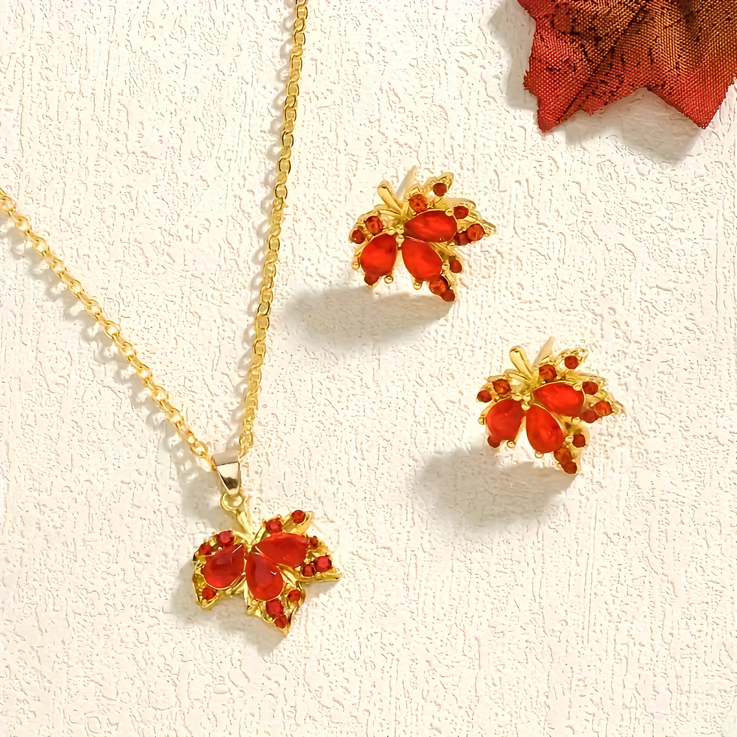 Dilove Zarif Yaprak Takı Seti – Kırmızı Taşlı Kolye ve Küpe