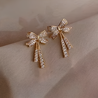 Dilove Kristal Taşlı Kurdele Küpe – Şık Kadın Takı Modeli